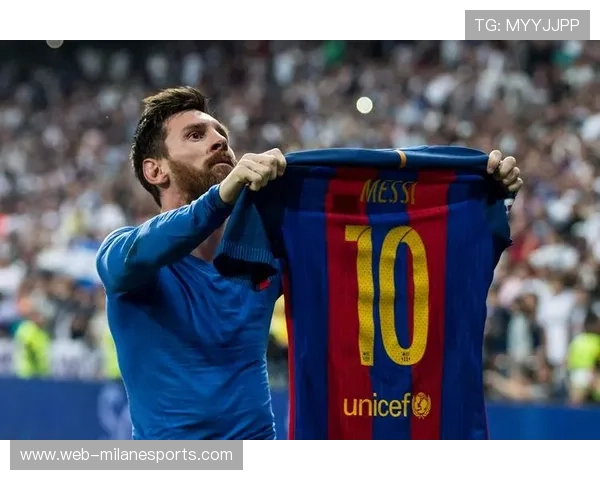 足球五号球星的传奇风采与影响力解析：从梅西到C罗的光辉足迹