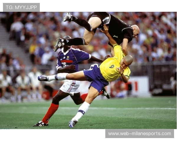 足球巨星携子一起练球温馨画面展现父子情深与运动传承