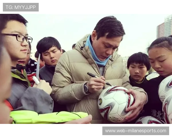 足球巨星亲笔签名送给小球迷精彩瞬间视频 留下珍贵回忆