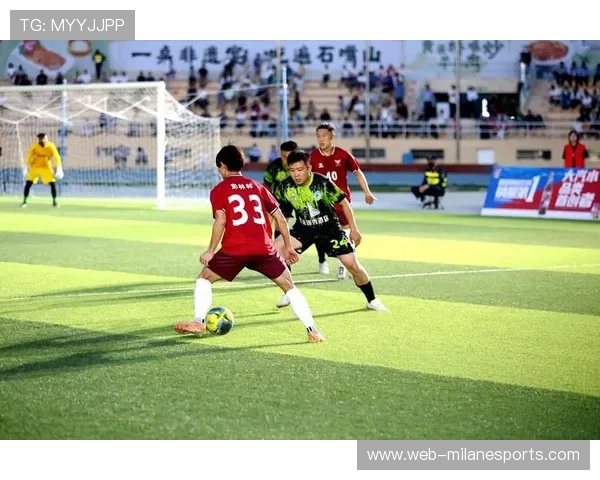 足球明星场上风采尽显 球场荣耀与梦想同行