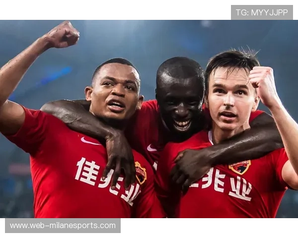 足球球星卡开包大惊喜 抽到C罗卡片引发热烈讨论